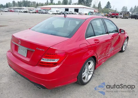 2013 Mercedes-Benz C 300 Sport 4Matic z USA, uszkodzony, nr VIN WDDGF8AB8DR265008